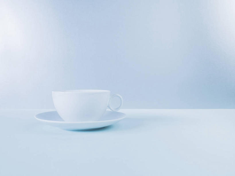 无人,横图,留白,蓝色背景,咖啡杯,杯,饮食,两个,蓝色,茶碟,服务,摄影,高雅,脆弱,简单,早晨,茶杯,彩图,影棚拍摄