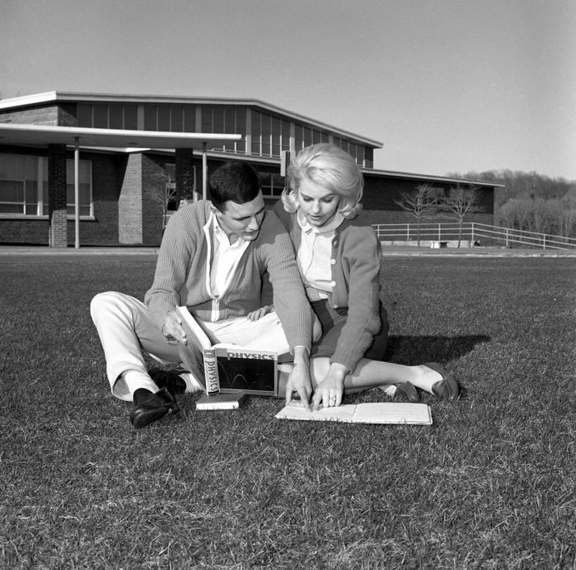 西方人,成年人,两个人,夫妻,学生,公园,坐,横图,方图,黑白,室外,白天,爱情,分享,合作,团队,草坪,欧洲,欧洲人,学习,教育,浪漫,校园,教科书,恩爱,读书,恋人,摄影,知识,合伙,异性恋,年轻男性,年轻女性,白种人,年轻人,夫妇,情侣,大学生,伴侣