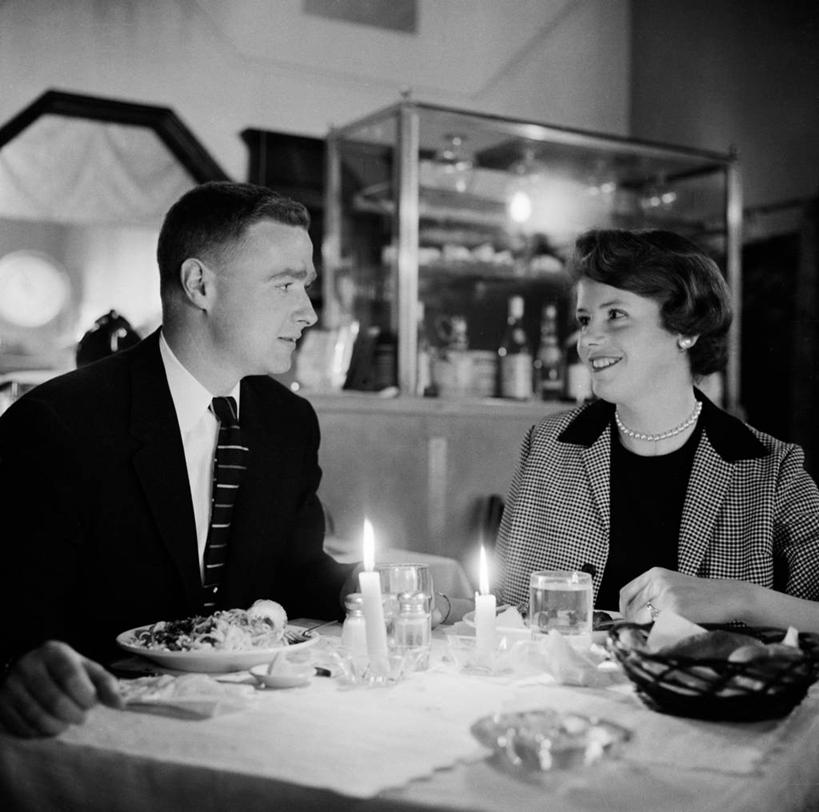 西方人,成年人,两个人,夫妻,坐,微笑,横图,方图,黑白,室内,爱情,餐桌,家具,蜡烛,欧洲,欧洲人,正装,火焰,古典,浪漫,饮食,面对面,恩爱,约会,恋人,摄影,享乐,异性恋,年轻男性,年轻女性,白种人,年轻人,夫妇,情侣,半身,爱,餐馆,伴侣