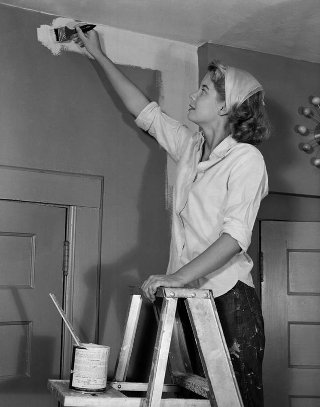 西方人,成年人,一个人,家庭,站,竖图,黑白,室内,白天,装修,欧洲,欧洲人,仅一个年轻女性,仅一个女性,仅一个人,罐子,梯子,头巾,头饰,墙,古典,休闲装,发饰,画笔,向上看,独立,温暖,温馨,一家人,放松,摄影,和睦,享乐,油漆罐,作画,年轻女性,女人,女性,白种人,年轻人,融洽