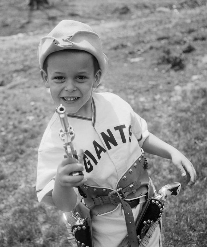 西方人,儿童,一个人,牛仔,站,微笑,竖图,俯视,黑白,室外,白天,幸福,纯洁,信心,欧洲,欧洲人,仅一个男性,仅一个人,古典,T恤,拿着,休闲装,腰带,小孩,仅一个小孩,牛仔帽,可爱,乐趣,童年,童趣,摄影,享乐,玩具枪,肖像,童真,烂漫,无邪,天真,男孩,男人,男性,白种人,孩子,半身,高角度拍摄,装扮,男生