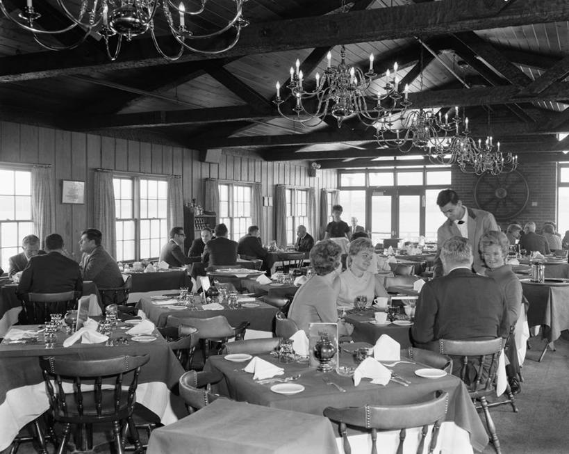 西方人,服务员,坐,吃,横图,黑白,室内,白天,旅游,度假,桌子,椅子,欧洲,欧洲人,许多人,娱乐,一群人,享受,休闲,放松,摄影,宾客,白种人,服务生,侍者,旅行,餐馆