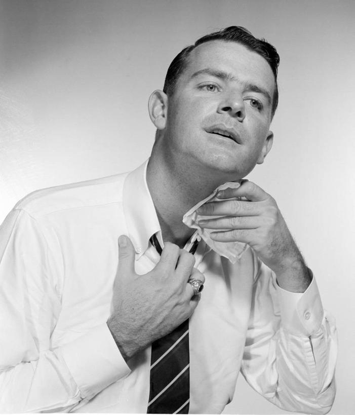 西方人,成年人,中年人,脸,头,脸颊,脖子,一个人,商务人士,商务男性,竖图,黑白,白色背景,衬衫,商务,欧洲,欧洲人,仅一个男性,仅一个人,仅一个中年男性,擦,套装,拿着,肩膀,餐巾,纸巾,人体,摄影,皮肤,麻烦,肖像,商务装,问题,工薪阶层,汗液,男人,男性,中年男性,白种人,头部,脸部,脸蛋,面部,白领,上班族,影棚拍摄,衬衣