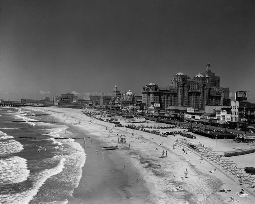 横图,俯视,黑白,室外,白天,旅游,度假,海浪,海洋,美景,城市风光,城市,道路,街道,酒店,路,公路,美国,行人,游客,游人,海岸线,景观,交通,许多人,娱乐,路人,旅客,一群人,享受,休闲,景色,放松,摄影,新泽西,大西洋城,过客,海滩,马路,休闲活动,高角度拍摄,旅行