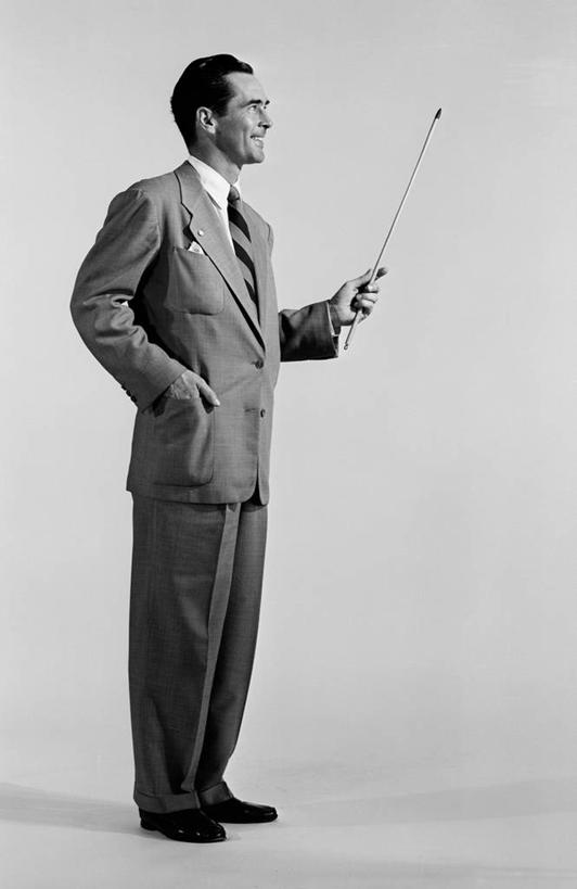 西方人,成年人,中年人,一个人,站,微笑,竖图,黑白,白色背景,侧面,欧洲,欧洲人,仅一个男性,仅一个人,仅一个中年男性,套装,指挥棒,拿着,摄影,指导,权威,领导,肖像,把握,男人,男性,中年男性,白种人,影棚拍摄,掌控