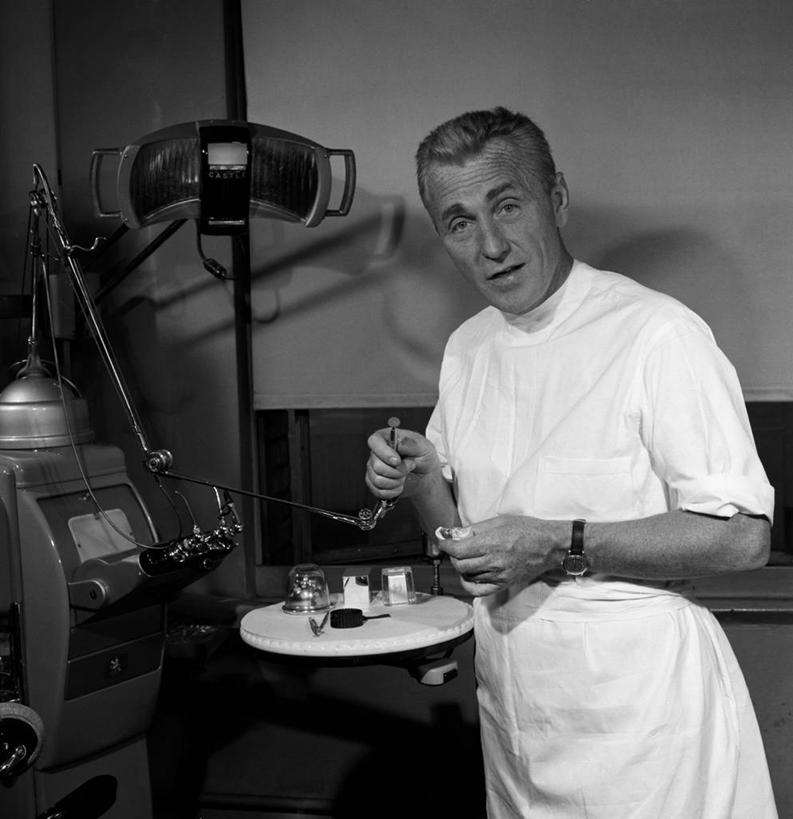 西方人,成年人,中年人,老年人,一个人,医生,医院,站,竖图,方图,黑白,室内,白天,欧洲,欧洲人,仅一个男性,仅一个人,仅一个中年男性,古典,拿着,灯,摄影,肖像,医疗器械,实验服,口腔卫生,医疗机构,技能,男人,男性,中年男性,白种人,牙医,病院,诊所