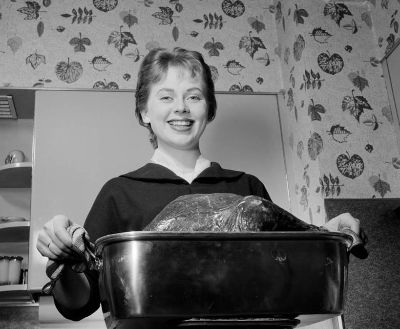 西方人,成年人,一个人,家庭,笑,微笑,露齿笑,横图,黑白,室内,白天,正面,烧烤,快乐,满意,壁纸,厨房,欧洲,欧洲人,仅一个年轻女性,仅一个女性,仅一个人,准备,烤盘,烤火鸡,古典,休闲装,饮食,温暖,温馨,一家人,放松,摄影,巨大,庞大,和睦,膳食,运送,肖像,宏大,硕大,伟大,年轻女性,女人,女性,白种人,年轻人,半身,融洽