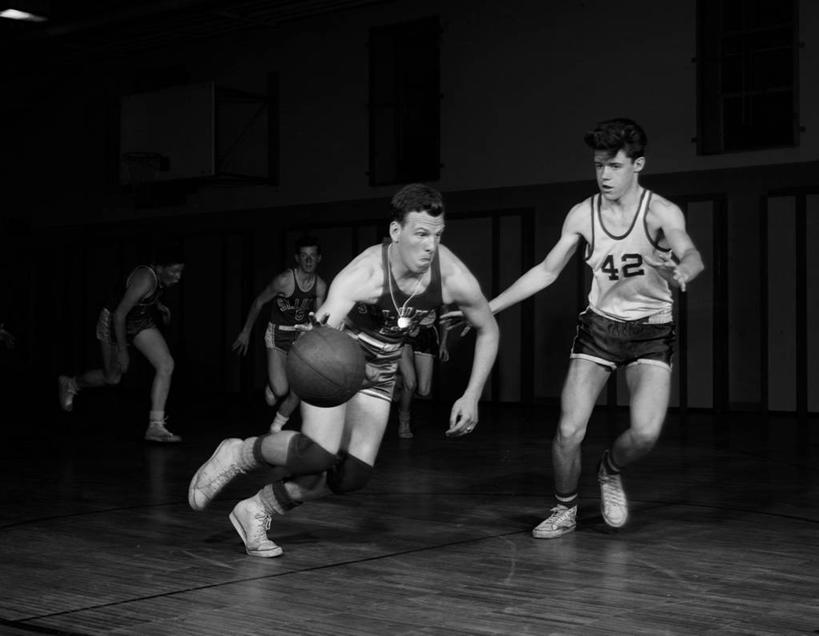 西方人,成年人,一个人,体育馆,运动场,跑,横图,黑白,室内,夜晚,正面,运动服,锻炼,运动,竞争,篮球,欧洲,欧洲人,仅一个男性,仅一个人,数字,古典,拿着,体育场,球,仅一个年轻男性,摄影,生活方式,挑战,运动馆,技能,男人,男性,年轻男性,白种人,年轻人,径赛