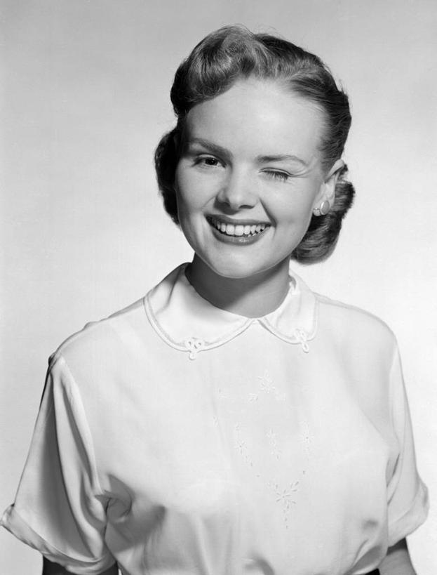 西方人,成年人,一个人,笑,微笑,露齿笑,竖图,黑白,特写,白色背景,正面,快乐,幸福,欧洲,欧洲人,仅一个年轻女性,仅一个女性,仅一个人,休闲装,放松,摄影,肖像,年轻女性,女人,女性,白种人,年轻人,半身,影棚拍摄,挤眉弄眼,美人