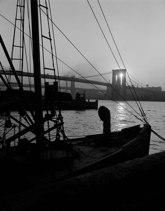 无人,竖图,黑白,室外,河流,水,城市,建筑,船,日光,纽约,美国,联系,黄昏,地标建筑,摄影,吊桥,客船,剪影,逆光,布鲁克林桥,帆樯,桅竿,旅行,帆柱,过去,传动装置