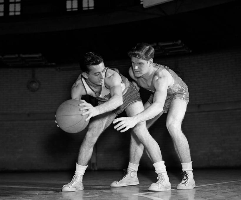西方人,成年人,中年人,一个人,两个人,健身房,横图,黑白,室内,运动服,运动,竞争,欧洲,欧洲人,仅一个男性,仅一个人,篮球运动员,仅一个年轻男性,摄影,活动,动作,防守,挑战,男人,男性,年轻男性,中年男性,白种人,年轻人