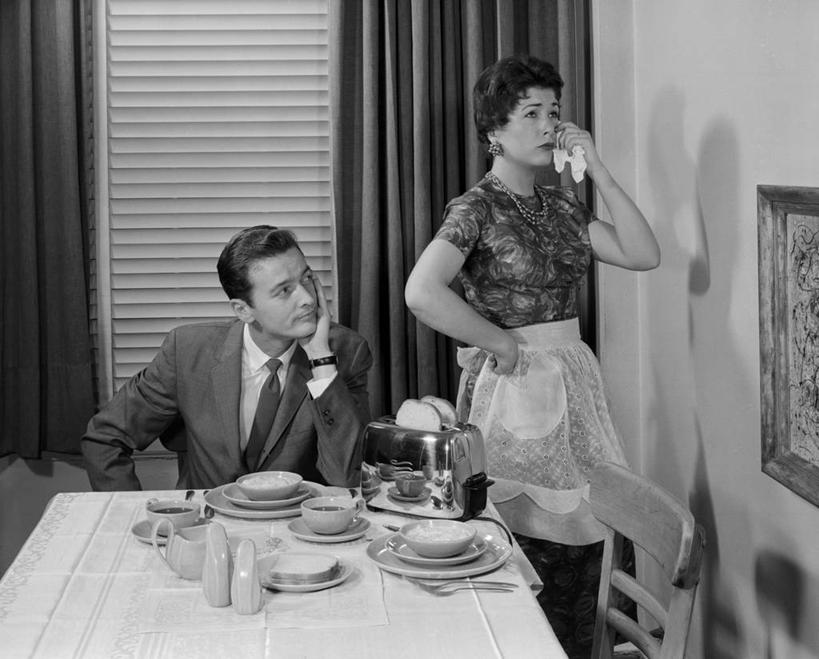 西方人,成年人,中年人,两个人,家庭,丈夫,妻子,站,坐,横图,黑白,室内,衬衫,早餐,桌子,餐具,欧洲,欧洲人,撑,套装,生气,冲突,饭厅,食品,领带,古典,托腮,休闲装,饮食,盘子,纸巾,叉腰,托,向上看,温暖,温馨,一家人,放松,愤怒,摄影,悲伤,和睦,伤心,难过,托下巴,痛苦,健康食物,多士炉,挫败,悲哀,哀痛,悲戚,悲痛,异性恋,厌倦,窘迫,担心,男性,女性,中年男性,中年女性,白种人,电话机,融洽,弱点,过去