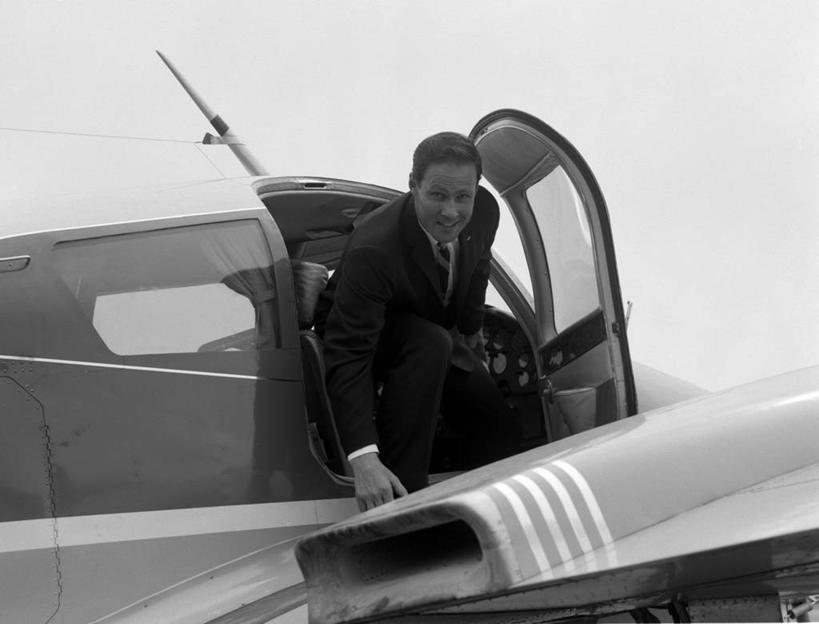 西方人,成年人,中年人,一个人,商务人士,商务男性,微笑,横图,黑白,室外,白天,衬衫,商务,门,飞机,欧洲,欧洲人,仅一个男性,仅一个人,仅一个中年男性,乘客,套装,打开,下车,运输,摄影,开启,抵达,商务装,工薪阶层,男人,男性,中年男性,白种人,白领,上班族,衬衣,旅行,商务旅行