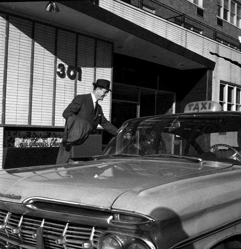 西方人,成年人,中年人,老年人,两个人,站,坐,微笑,竖图,方图,黑白,室内,白天,满意,出租车,汽车,帽子,日光,欧洲,欧洲人,套装,公文包,数字,古典,拿着,外套,运输,摄影,英文字母,享乐,进入,老年男性,白种人,过去