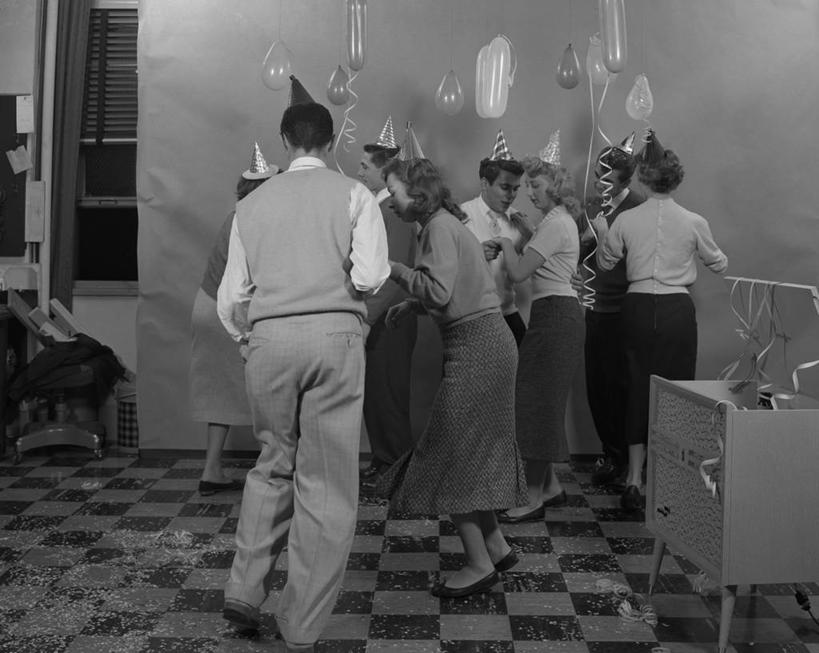 西方人,成年人,中年人,横图,黑白,室内,夜晚,聚会,夜生活,欧洲,狂欢节,欧洲人,庆祝,横幅,古典,娱乐,会所,气球,乐趣,俱乐部,摄影,砖地,享乐,派对帽,五彩纸屑,无忧无虑,男人,女人,中年男性,中年女性,白种人,舞蹈,社交