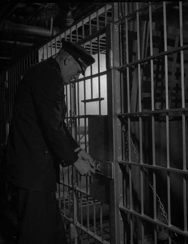 西方人,成年人,中年人,老年人,一个人,竖图,黑白,室内,侧面,制服,欧洲,欧洲人,仅一个男性,仅一个人,仅一个中年男性,古典,拿着,注视,锁,观察,看,监狱,摄影,观看,保护,察看,关注,牢房,看管,男人,男性,中年男性,白种人,看守,把守