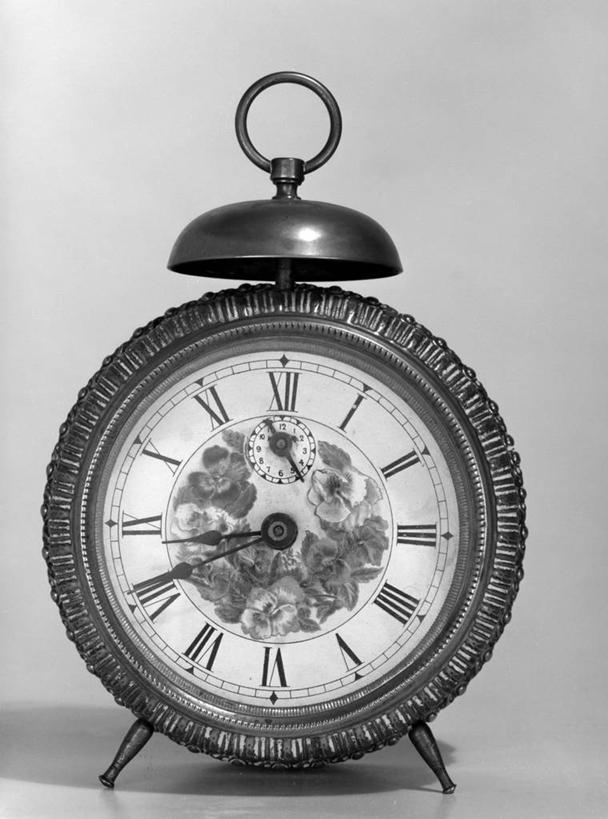 无人,横图,竖图,黑白,特写,桌子,闹钟,花纹,灰色背景,时间,光线,金属,圆形,数字,指针,光芒,古典,针,一个,时针,摄影,单个,简单,钟面,影棚拍摄