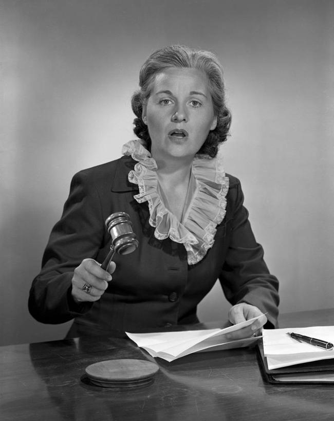 西方人,成年人,中年人,脸,头,脸颊,一个人,法官,坐,竖图,黑白,欧洲,欧洲人,仅一个女性,仅一个人,灰色背景,书桌,肩膀,仅一个中年女性,读书,摄影,权威,肖像,女人,女性,中年女性,白种人,头部,脸部,脸蛋,面部,影棚拍摄,裁决,法律