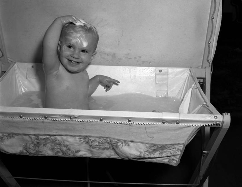 西方人,婴儿,儿童,裸体,一个人,微笑,横图,黑白,室内,幸福,纯洁,水,欧洲,欧洲人,仅一个人,湿,肥皂泡,古典,小孩,可爱,童年,童趣,摄影,活泼,婴儿用品,宝宝,童真,纯真,烂漫,无邪,伶俐,天真,白种人,孩子,触摸,洗涤,半身,婴儿浴盆