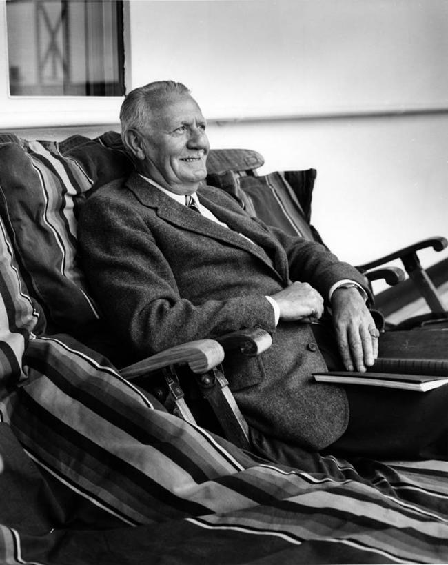 成年人,老年人,一个人,坐,躺,微笑,竖图,黑白,室外,白天,满意,仅一个男性,仅一个人,古典,仅一个老年男性,思考,摄影,扶手椅,卧着,老年男性,男人,男性,躺着,卧,门廊,独处