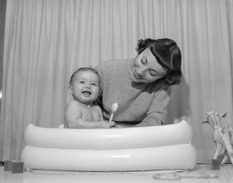 西方人,婴儿,儿童,成年人,裸体,两个人,家庭,母亲,笑,微笑,横图,黑白,室内,幸福,纯洁,窗帘,玩具,欧洲,欧洲人,连接,湿,古典,休闲装,小孩,温暖,温馨,一家人,放松,可爱,乐趣,摄影,毛绒玩具,活泼,和睦,卫生,享乐,关爱,宝宝,纯真,烂漫,无邪,伶俐,天真,年轻女性,女性,白种人,孩子,年轻人,洗涤,半身,婴儿浴盆,融洽,例行公事