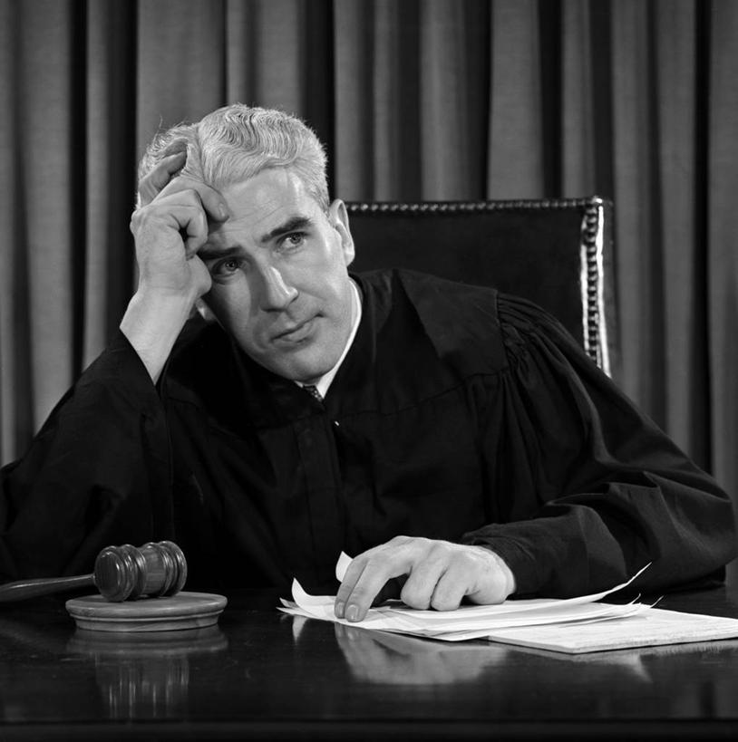 成年人,中年人,老年人,脸,头,脸颊,一个人,法官,坐,竖图,方图,黑白,室内,仅一个男性,仅一个人,仅一个中年男性,书桌,肩膀,疲倦,思考,决定,摄影,报告,权威,疲劳,疲惫,困乏,疲乏,委顿,疲困,疲顿,疲钝,倦怠,怠倦,厌倦,男人,男性,中年男性,头部,脸部,脸蛋,面部,裁决,法律