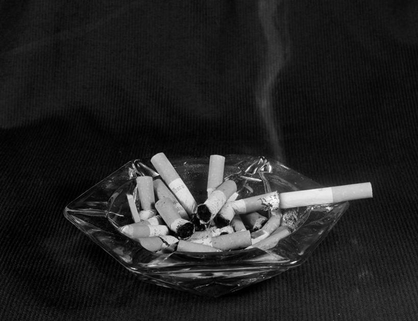 无人,横图,黑白,特写,香烟,许多,黑色背景,很多,摄影,烟灰缸,烟蒂,上瘾,影棚拍摄