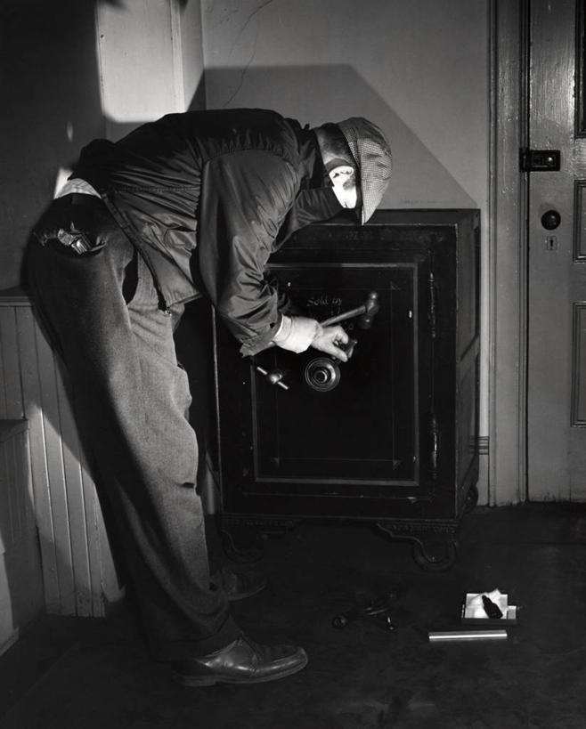 成年人,老年人,一个人,竖图,黑白,室内,夜晚,仅一个男性,仅一个人,仅一个中年男性,锤子,古典,打开,保险箱,摄影,犯罪,开启,盗贼,偷盗,男人,男性,中年男性
