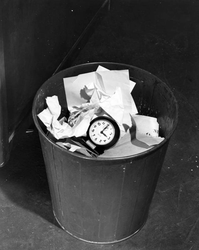 无人,竖图,俯视,黑白,室内,白天,时间,金属,纸,垃圾,垃圾桶,古典,夸张,摄影,钟,高角度拍摄