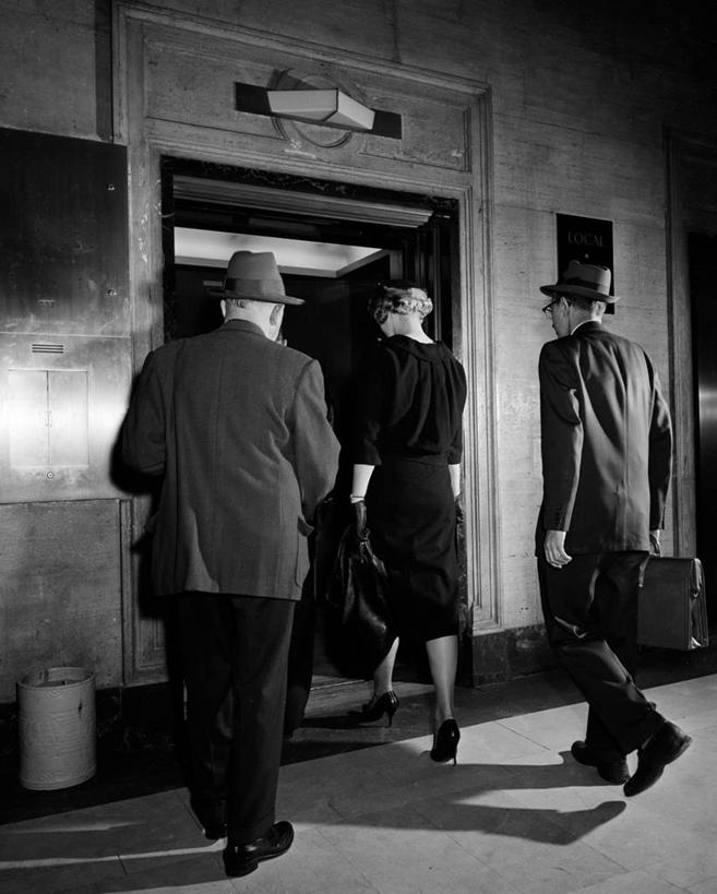 成年人,三个人,竖图,黑白,室外,白天,门,帽子,套装,公文包,打开,摄影,高雅,开启,运送,进入,合伙,男人,女人,白领,步行