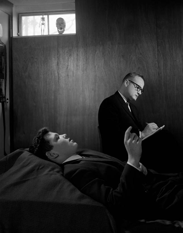 西方人,成年人,中年人,两个人,医生,坐,竖图,黑白,室内,白天,侧面,欧洲,欧洲人,套装,眼镜,古典,听,摄影,问题,信任,白种人,年轻人,说话,仰卧,半身,精神疾病