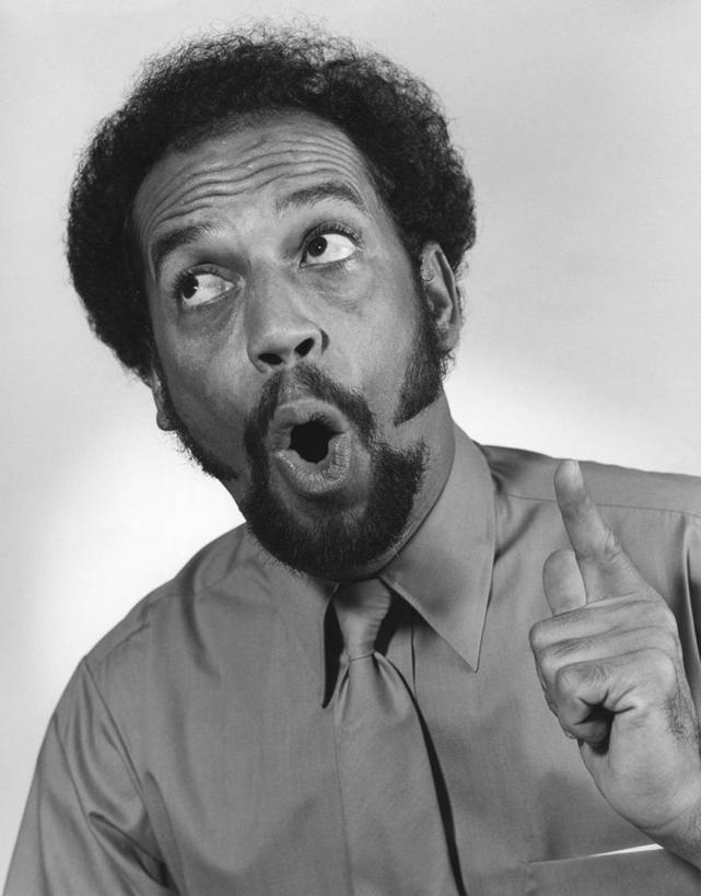 成年人,中年人,脸,头,嘴,脸颊,鬓角,胡须,一个人,商务人士,商务男性,竖图,黑白,白色背景,衬衫,商务,复古,信心,仅一个男性,仅一个人,仅一个中年男性,套装,正装,领带,古典,肩膀,向上看,张嘴,皱眉头,摄影,权威,毛发,肖像,爆炸头,商务装,张大嘴巴,工薪阶层,挫败,震惊,男人,男性,中年男性,非洲人,头部,胡子,卷发,络腮胡,口,口腔,脸部,脸蛋,面部,嘴巴,嘴唇,白领,上班族,张开嘴,影棚拍摄,衬衣