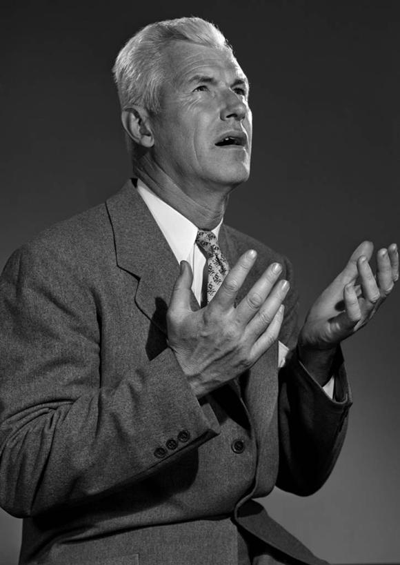 西方人,成年人,中年人,老年人,头发,一个人,商务人士,商务男性,举,竖图,黑白,衬衫,商务,失败,徒劳,欧洲,欧洲人,仅一个男性,仅一个人,仅一个中年男性,灰色背景,套装,手势,托,向上看,摄影,失望,击败,绝望,肖像,商务装,工薪阶层,悲哀,悲痛,担心,男人,男性,中年男性,白种人,白领,上班族,举起,举手,举着,向上举,向上伸,向上托,半身,影棚拍摄,衬衣,损失,打手势