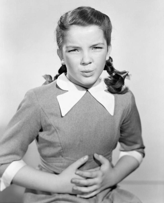 西方人,儿童,少年,头发,一个人,摸,竖图,黑白,纯洁,欧洲,欧洲人,仅一个男性,仅一个年轻女性,仅一个女性,仅一个人,抚摸,灰色背景,扭曲,休闲装,仅一个年轻男性,小孩,黑色,生病,可爱,童年,童趣,摄影,麻花辫,痛苦,肖像,童真,烂漫,无邪,天真,男人,男性,年轻男性,年轻女性,女人,女性,白种人,孩子,长发,触摸,接触,半身,影棚拍摄,胃疼