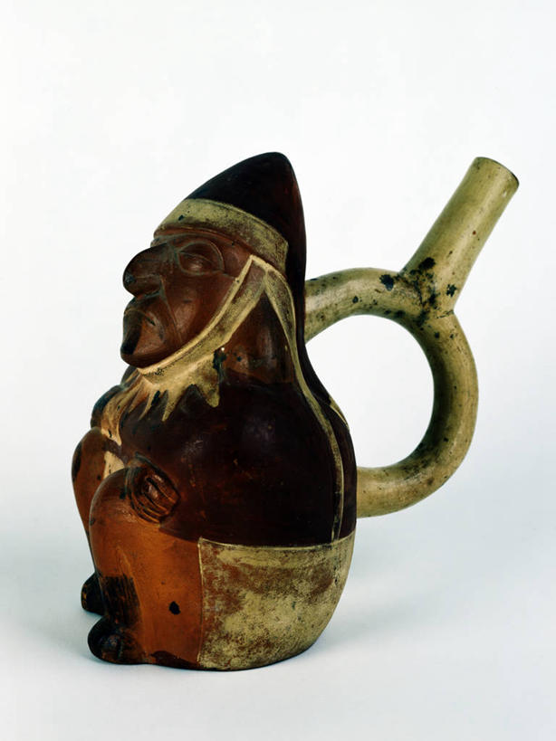 血管,无人,坐,双手交叉,竖图,白色背景,侧面,标志,符号,陶瓷制品,历史,标识,古代,一个,摄影,单个,双手抱胸,魔鬼,首领,性别符号,古代文明,美术工艺,闭着眼睛,彩图,影棚拍摄,男性符号,传统文化,拉美文明,过去