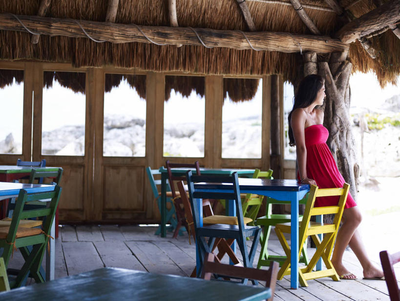 成年人,一个人,家,横图,室内,白天,侧面,旅游,度假,时尚,桌子,椅子,墨西哥,仅一个年轻女性,仅一个女性,仅一个人,行人,游客,游人,房屋,屋顶,屋子,草屋,顶棚,漂亮,路人,旅客,住宅,茅草屋,靠,靠着,摄影,生活方式,北美,拉丁美洲,时髦,肯他纳罗,尤卡坦州,图伦,时兴,过客,年轻女性,女人,女性,年轻人,休闲活动,彩图,房子,餐馆,茅舍,茅屋,小屋