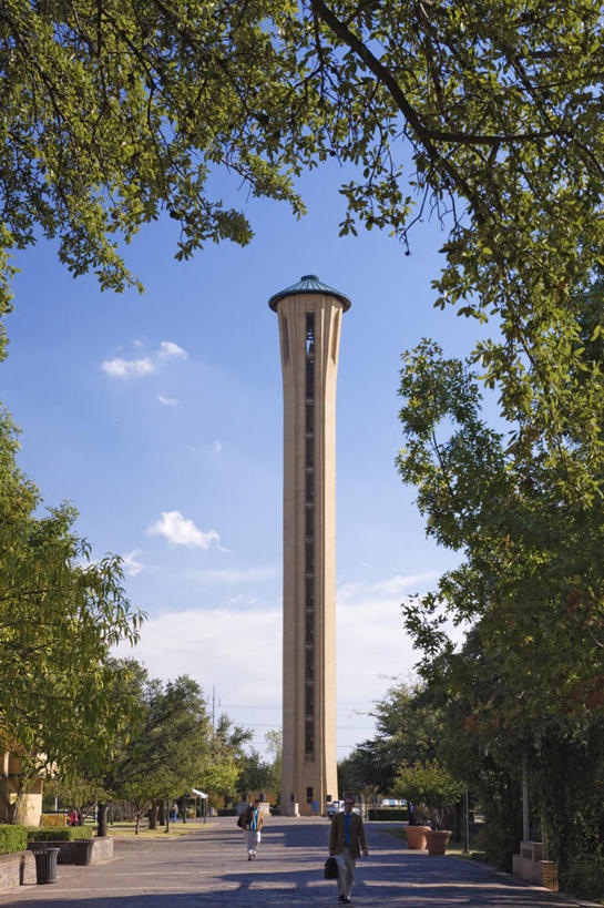 两个人,竖图,室外,白天,城市,建筑,路,日光,美国,阴影,朦胧,模糊,云,塔,教育,校园,树,天空,地标建筑,摄影,高,北美,德克萨斯,达拉斯市,步行,彩图,大学