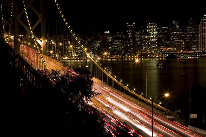 无人,横图,俯视,室外,夜晚,长时间曝光,天际线,城市,建筑,摩天大楼,照明,美国,桥,交通,灯,灯具,地标建筑,摄影,吊桥,照亮,照明设备,加利福尼亚,旧金山,前照灯,前大灯,车前灯,海湾大桥,彩图,高角度拍摄