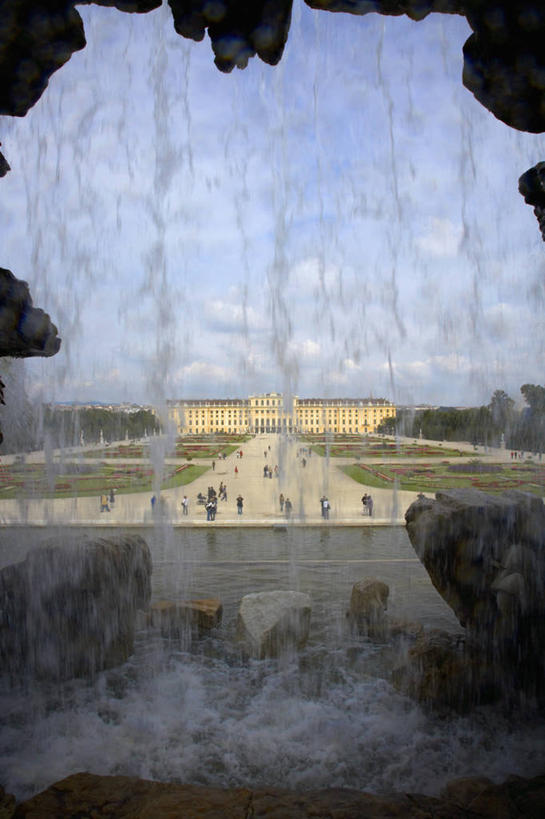 宫殿,竖图,室外,白天,旅游,水,喷泉,奥地利,维也纳,行人,游客,游人,首都,许多人,历史,路人,旅客,天空,夏天,一群人,季节,摄影,园林,皇室,舍恩布龙宫,过客,岩石,彩图,联合国教科文组织,过去,哈布斯堡王朝