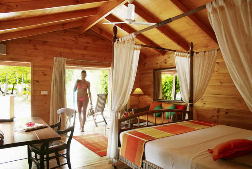 西方人,成年人,一个人,横图,室内,白天,比基尼,旅游,度假,卧室,欧洲,马尔代夫,欧洲人,仅一个年轻女性,仅一个女性,仅一个人,行人,游客,游人,木制,娱乐,路人,旅客,享受,休闲,放松,摄影,过客,马累岛,年轻女性,女人,女性,白种人,年轻人,休闲活动,彩图