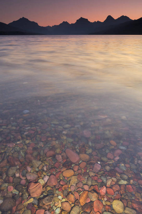 无人,公园,竖图,室外,旅游,度假,日出,湖,美景,山,山脉,水,美国,景观,黎明,宏伟,娱乐,风景,自然,夏天,享受,休闲,鹅卵石,景色,放松,摄影,宁静,北美,北美洲,国家公园,早晨,自然风光,美洲,剪影,蒙大拿州,冰川国家公园,万里无云,北亚美利加洲,亚美利加洲,蒙大拿,长空之乡,财富之州,冰河国家公园,沃特顿冰川国际和平公园,彩图,美利坚合众国,沃特顿.冰川国际和平公园