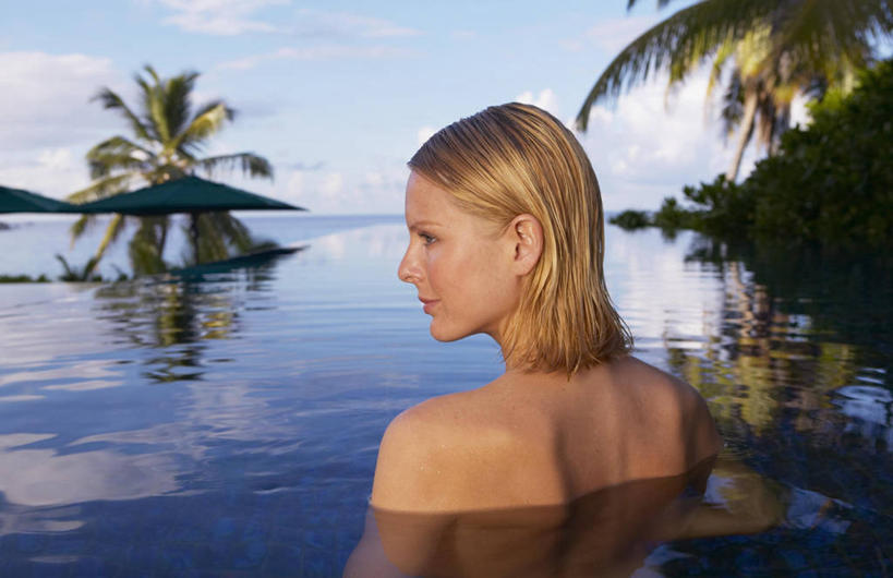 游泳,西方人,成年人,脸,头,脸颊,头发,裸体,一个人,游泳池,横图,室外,白天,旅游,度假,棕榈树,欧洲,塞舌尔,欧洲人,仅一个年轻女性,仅一个女性,仅一个人,行人,游客,游人,娱乐,路人,旅客,肩膀,背面,享受,休闲,思考,金色,放松,摄影,热带气候,马埃岛,过客,年轻女性,女人,女性,白种人,年轻人,头部,脸部,脸蛋,面部,休闲活动,彩图,旅行,塞舌尔悦榕庄