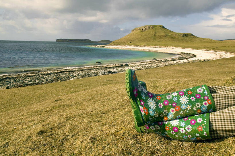 一个人,横图,室外,白天,旅游,海洋,花纹,雨鞋,岛,海岸线,天气,苏格兰,放松,摄影,宁静,斯盖岛,海滩,休闲活动,双腿交叉,彩图