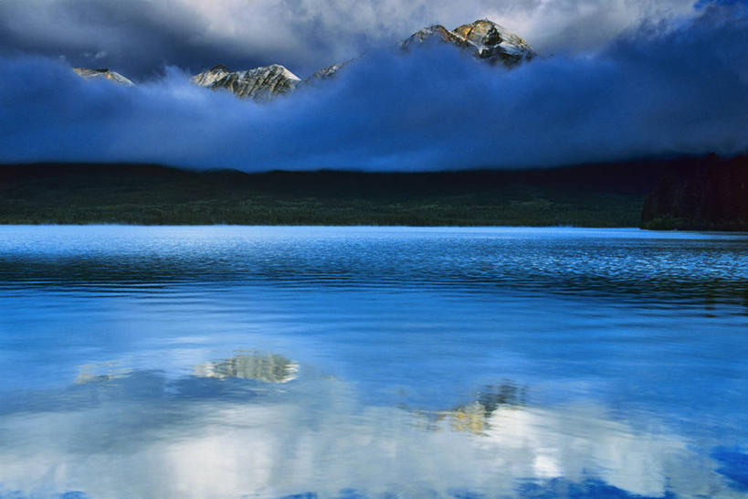 无人,横图,室外,白天,旅游,度假,湖,美景,山,山脉,水,雾,加拿大,反射,景观,山顶,云,娱乐,风景,天空,自然,享受,休闲,景色,放松,摄影,宁静,国家公园,自然风光,加拿大落基山脉,金字塔湖,亚伯达,自然地理,彩图