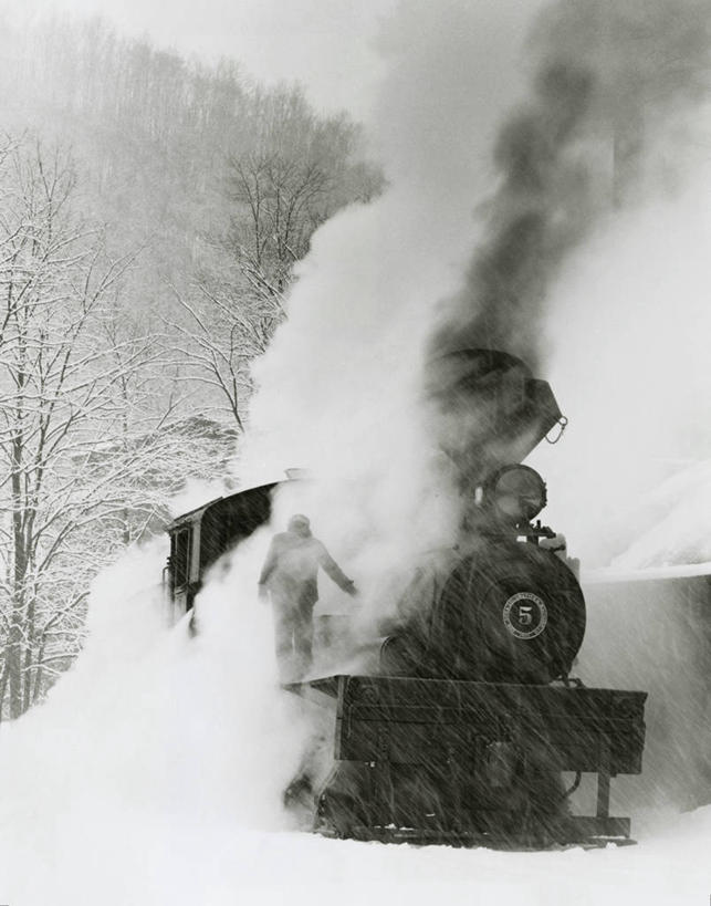 一个人,消防员,竖图,黑白,室外,白天,雪,火,美国,朦胧,模糊,蒸汽,冬天,公共交通,古典,树,烟,寒冷,运输,摄影,能源,北美,机车,锅炉,西弗吉尼亚,蒸汽机车,旅行