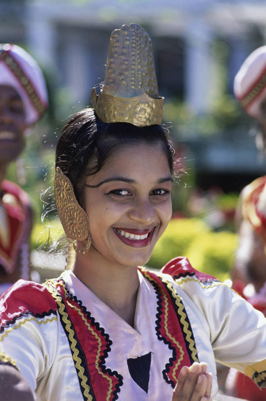 成年人,手,头发,一个人,握手,笑,微笑,露齿笑,竖图,室外,白天,正面,斯里兰卡,亚洲,仅一个年轻女性,仅一个女性,仅一个人,庆祝,表演者,黑色,人体,摄影,肖像,康提,年轻女性,女人,女性,亚洲人,年轻人,舞者,搀手,拉手,手拉手,手握手,半身,彩图,传统服装,传统文化,美人,传统节日