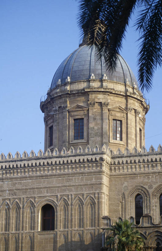 无人,教堂,竖图,室外,白天,窗户,建筑,棕榈树,意大利,欧洲,拱门,枝,顶部,树,蓝色,摄影,宗教,基督教,西西里,圆顶建筑,宗教建筑,地中海文化,棕榈叶,意大利文化,万里无云,巴勒莫,彩图,大教堂