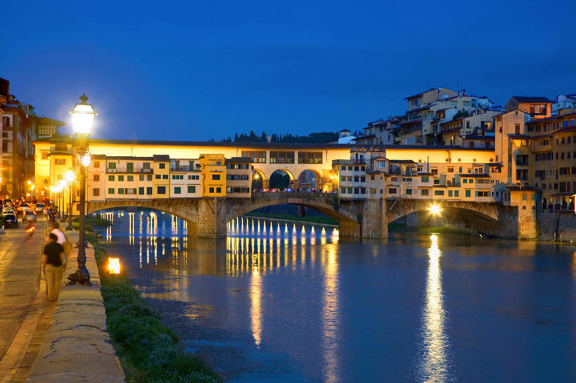 两个人,码头,横图,室外,夜晚,河流,水,城市,港口,建筑,路灯,意大利,佛罗伦萨,欧洲,反射,拱门,桥,联系,历史,拱桥,摄影,托斯卡纳,地中海文化,南欧,意大利文化,托斯卡纳区,维基奥桥,亚诺河,万里无云,意大利共和国,首府,维琪奥王宫,百花之城,翡冷翠,托斯卡纳大区,韦奇奥宫,彩图,摆渡口,埠头,渡口,渡头,港湾,海港,货运码头,口岸,商港,佛罗伦斯,佛罗伦斯省,过去