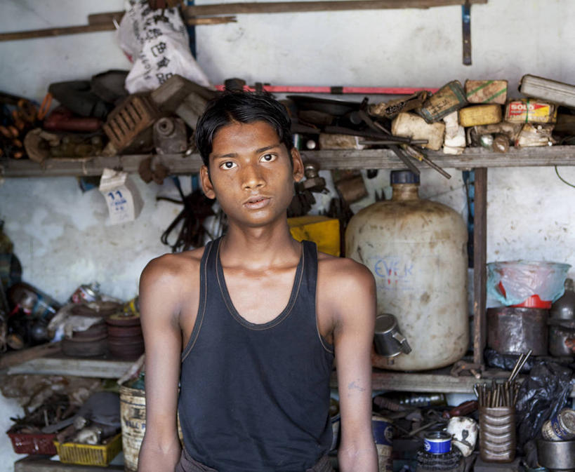 成年人,头发,一个人,商店,站,横图,室内,白天,正面,车间,缅甸,亚洲,仅一个男性,仅一个人,金属,背心,工具,凌乱,休闲装,架子,盒子,仅一个年轻男性,黑色,瓶子,容器,职业,摄影,肖像,男人,男性,年轻男性,亚洲人,年轻人,半身,彩图,发展中国家