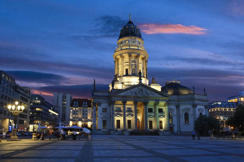 广场,教堂,横图,室外,夜晚,城市,建筑,德国,节日,柱子,云,尖顶,首都,许多人,历史,文化,柏林,天空,祈祷,一群人,健康,许愿,摄影,宗教,信仰,纪念,祈求,照亮,基督教,圆顶建筑,天主教,近卫骑兵露天市集,平安,彩图,大教堂,法国大教堂,过去